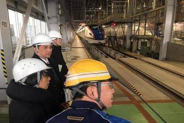 Lawatan Menteri Hal Ehwal Ekonomi ke Depot Hakusan melihat pengaplikasian teknologi moden gerabak Shinkansen