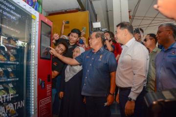 Lawatan YBM ke Tapak Mesin Layan Diri IPR di Terminal 1, Seremban