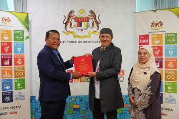 Ketua Setiausaha Menyerahkan Secara Rasmi Dokumen Rancangan Malaysia Ketiga Belas (RMK13) Kepada Timbalan Menteri Ekonomi