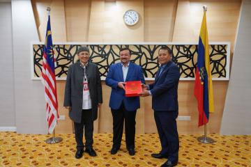 Ketua Setiausaha Kementerian Ekonomi Menyerahkan Secara Rasmi Dokumen Rancangan Malaysia Ketiga Belas (Rmk13)