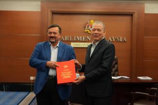 YB Senator Datuk Seri Amir Hamzah Azizan, Menteri Kewangan II Memangku Menteri Ekonomi menyerahkan secara rasmi dokumen Rancangan Malaysia Ketiga Belas (RMK13) Kepada YAB Dato’ Sri Haji Fadillah Bin Haji Yusof, Timbalan Perdana Menteri