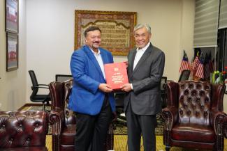YB Senator Datuk Seri Amir Hamzah Azizan, Menteri Kewangan II Memangku Menteri Ekonomi Menyerahkan Secara Rasmi Dokumen Rancangan Malaysia Ketiga Belas (RMK13) Kepada YAB Dato' Seri Dr. Ahmad Zahid Bin Hamidi, Timbalan Perdana Menteri