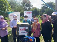 Lawatan Dato' Sri Mustapa Mohamed bersama penerima bantuan Kasih Ibu Darul Aman