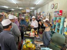 Lawatan Dato' Sri Mustapa Mohamed bersama penerima bantuan Kasih Ibu Darul Aman