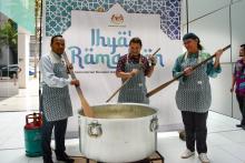 Program Agihan Bubur Lambuk Perdana Kementerian Ekonomi pada 6 April 2023