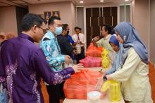 Program Agihan Bubur Lambuk Perdana Kementerian Ekonomi pada 6 April 2023