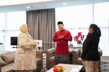 Menteri Ekonomi menyampaikan sumbangan kepada dua pegawai kementerian yang terkesan akibat insiden kebakaran di Putra Heights, Selangor