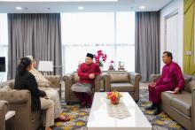 Menteri Ekonomi menyampaikan sumbangan kepada dua pegawai kementerian yang terkesan akibat insiden kebakaran di Putra Heights, Selangor
