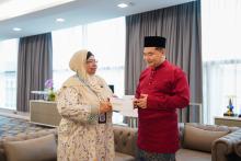 Menteri Ekonomi menyampaikan sumbangan kepada dua pegawai kementerian yang terkesan akibat insiden kebakaran di Putra Heights, Selangor